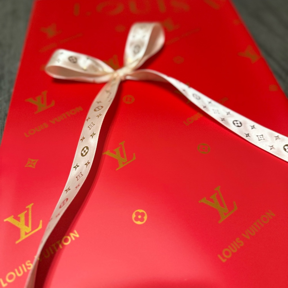 Luxury Floral Wrapping Set – 20 Gold Print Sheets + 5 Yards Ribbon”
